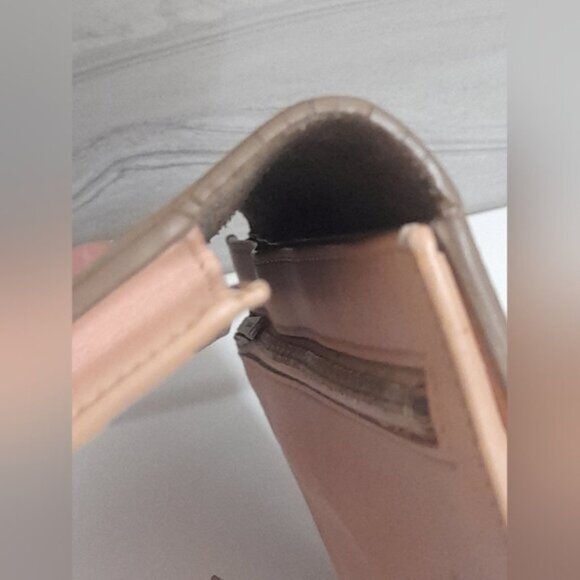 Celine - LARGE STRAP WALLET IN GRAINED CALFSKIN in Light Taupe - Picture 14 of 16